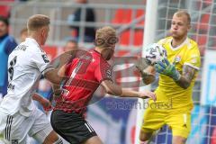 3. Fußball-Liga - Saison 2020/2021 - FC Ingolstadt 04 - SpVgg Unterhaching - Beister Maximilian (#11,FCI) einen Schritt zu spät - Nico Mantl Torwart (#1 Unterhaching) - Foto: Meyer Jürgen