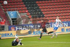 3. Liga - FC Ingolstadt 04 - F.C. Hansa Rostock - Dennis Eckert Ayensa (7, FCI) knapp über das Tor ärgert sich Torwart Markus Kolke (1 Rostock)
