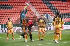 3. Liga - FC Ingolstadt 04 - Dynamo Dresden - Torwart Kevin Broll (1 Dresden) boxt den Ball Ecke weg, unten Stefan Kutschke (30, FCI) Sebastian Mai (26 Dresden)