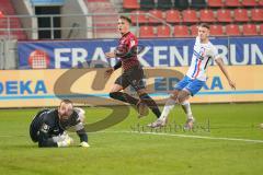 3. Liga - FC Ingolstadt 04 - F.C. Hansa Rostock - Dennis Eckert Ayensa (7, FCI) knapp über das Tor ärgert sich Torwart Markus Kolke (1 Rostock)