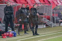 3. Liga - FC Ingolstadt 04 - F.C. Hansa Rostock - Cheftrainer Tomas Oral (FCI) beschwert sich, Co-Trainer Mark Fotheringham (FCI) Direktor Sport Michael Henke (FCI)