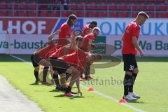 3. Fußball-Liga - Saison 2020/2021 - FC Ingolstadt 04 -  KFC Uerdingen - Die Spieler betreten das Spielfeld zum warm machen - Stefan Kutschke (#30,FCI)  - Dehnübungen - Foto: Meyer Jürgen