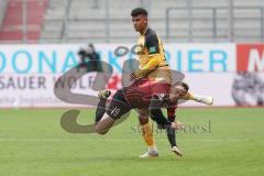 3. Liga - FC Ingolstadt 04 - Dynamo Dresden - Ransford-Yeboah Königsdörffer (35 Dresden) Marcel Gaus (19, FCI) Foul