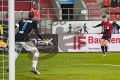 3. Liga - FC Ingolstadt 04 - F.C. Hansa Rostock - rechts Merlin Röhl (34, FCI) Torwart Markus Kolke (1 Rostock)