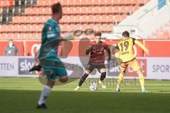 3. Liga - FC Ingolstadt 04 - Dynamo Dresden - Hawkins Jaren (20 FCI) verpasst leeres Tor, Jonathan Meier (19 Dresden) und Torwart Kevin Broll (1 Dresden) eilt zurück ins Tor