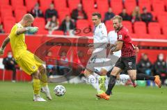 3. Fußball-Liga - Saison 2020/2021 - FC Ingolstadt 04 - SpVgg Unterhaching - Beister Maximilian (#11,FCI) kommt zu spät - Nico Mantl Torwart (#1 Unterhaching) - Foto: Meyer Jürgen