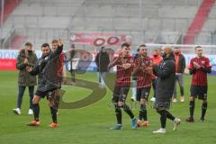 3. Fußball-Liga - Saison 2020/2021 - FC Ingolstadt 04 - SC Verl - Die Spieler bedanken sich bei den Fans - Foto: Meyer Jürgen