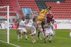 3. Liga - FC Ingolstadt 04 - VfB Lübeck - Ecke Stefan Kutschke (30, FCI) Kopfball, Torwart Raeder Lukas (32 Lübeck) boxt Ball weg