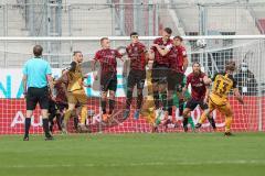 3. Liga - FC Ingolstadt 04 - Dynamo Dresden - Freistoß, Mauer Marvin Stefaniak (13 Dresden) Björn Paulsen (4, FCI) Filip Bilbija (35, FCI) Stefan Kutschke (30, FCI) Thomas Keller (27, FCI) Ilmari Niskanen (22, FCI) Sebastian Mai (26 Dresden)