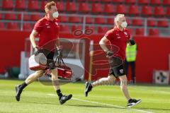 3. Fußball-Liga - Saison 2020/2021 - FC Ingolstadt 04 -  KFC Uerdingen - Georg Meyer und Michael Grubwinkler eilen auf das Spielfeld - Medizinische Abteilung - Foto: Meyer Jürgen