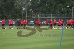 3. Fußball-Liga - Saison 2020/2021 - FC Ingolstadt 04 - Trainingsauftakt - Chef-Trainer Tomas Oral (FCI) und die Mannschaft bildet einen Kreis - Foto: Meyer Jürgen