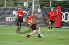 3. Liga - FC Ingolstadt 04 - Training - Spielszene, Ilmari Niskanen (22, FCI) Torwart Lukas Schellenberg (39, TW) Gordon Büch (18, FCI)