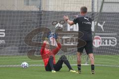 3. Fußball-Liga - Saison 2020/2021 - FC Ingolstadt 04 - Trainingsauftakt - Torwart Robert Jendrusch (#1,FCI) und Torwart Trainer Alexander Kunze (FCI)  - Foto: Meyer Jürgen