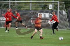 3. Liga - FC Ingolstadt 04 - Training - Spielszene, Ilmari Niskanen (22, FCI) Jonatan Kotzke (25 FCI) Patrick Sussek (37, FCI) und rechts Torwart Lukas Schellenberg (39, TW) läuft zurück