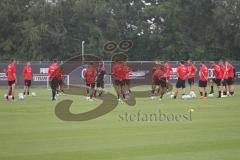 3. Fußball-Liga - Saison 2020/2021 - FC Ingolstadt 04 - Trainingsauftakt - Chef-Trainer Tomas Oral (FCI) mit der Mannschaft bildet einen Kreis - Foto: Meyer Jürgen