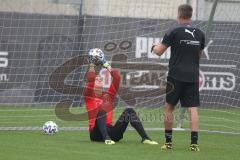 3. Fußball-Liga - Saison 2020/2021 - FC Ingolstadt 04 - Trainingsauftakt - Torwart Robert Jendrusch (#1,FCI) und Torwart Trainer Alexander Kunze (FCI)  - Foto: Meyer Jürgen