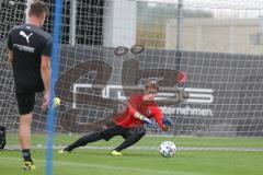 3. Fußball-Liga - Saison 2020/2021 - FC Ingolstadt 04 - Trainingsauftakt - Torwart Robert Jendrusch (#1,FCI) mit Torwart Trainer Alexander Kunze (FCI)  -  -  Foto: Meyer Jürgen