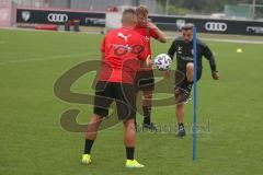 3. Fußball-Liga - Saison 2020/2021 - FC Ingolstadt 04 - Trainingsauftakt - Thorsten Röcher FCI links mit Fabio Meikis FCI - Chef-Trainer Tomas Oral (FCI) zeigt die Übung Fabio Meikis FCI - Foto: Meyer Jürgen