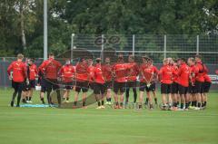 3. Liga - FC Ingolstadt 04 - Training - Ansprache Cheftrainer Tomas Oral (FCI) - verdeckt - vor der ganzen Mannschaft