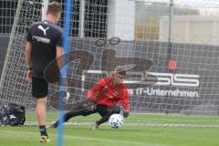 3. Fußball-Liga - Saison 2020/2021 - FC Ingolstadt 04 - Trainingsauftakt - Torwart Fabijan Buntic (#24,FCI)  mit Torwart Trainer Alexander Kunze (FCI)  - Foto: Meyer Jürgen