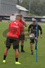 3. Fußball-Liga - Saison 2020/2021 - FC Ingolstadt 04 - Trainingsauftakt - Thorsten Röcher FCI links mit Fabio Meikis FCI - Chef-Trainer Tomas Oral (FCI) zeigt die Übung Fabio Meikis FCI - Foto: Meyer Jürgen