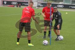 3. Fußball-Liga - Saison 2020/2021 - FC Ingolstadt 04 - Trainingsauftakt - Thorsten Röcher FCI links mit Fabio Meikis FCI - Chef-Trainer Tomas Oral (FCI) zeigt die Übung Fabio Meikis FCI - Foto: Meyer Jürgen