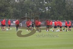 3. Fußball-Liga - Saison 2020/2021 - FC Ingolstadt 04 - Trainingsauftakt - Chef-Trainer Tomas Oral (FCI) mit der Mannschaft bildet einen Kreis - Foto: Meyer Jürgen