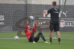 3. Fußball-Liga - Saison 2020/2021 - FC Ingolstadt 04 - Trainingsauftakt - Torwart Robert Jendrusch (#1,FCI) und Torwart Trainer Alexander Kunze (FCI)  - Foto: Meyer Jürgen