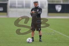 3. Fußball-Liga - Saison 2020/2021 - FC Ingolstadt 04 - Trainingsauftakt - Chef-Trainer Tomas Oral (FCI) sieht auf die Uhr - Foto: Meyer Jürgen