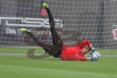 3. Fußball-Liga - Saison 2020/2021 - FC Ingolstadt 04 - Trainingsauftakt - Torwart Robert Jendrusch (#1,FCI) mit Torwart Trainer Alexander Kunze (FCI)  -  -  Foto: Meyer Jürgen