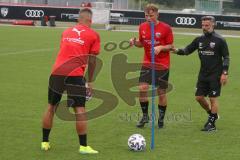 3. Fußball-Liga - Saison 2020/2021 - FC Ingolstadt 04 - Trainingsauftakt - Thorsten Röcher FCI links mit Fabio Meikis FCI - Chef-Trainer Tomas Oral (FCI) zeigt die Übung Fabio Meikis FCI - Foto: Meyer Jürgen