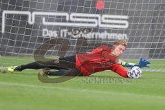 3. Fußball-Liga - Saison 2020/2021 - FC Ingolstadt 04 - Trainingsauftakt - Torwart Robert Jendrusch (#1,FCI) mit Torwart Trainer Alexander Kunze (FCI)  -  -  Foto: Meyer Jürgen