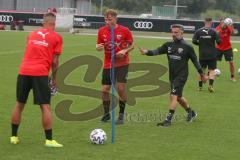 3. Fußball-Liga - Saison 2020/2021 - FC Ingolstadt 04 - Trainingsauftakt - Thorsten Röcher FCI links mit Fabio Meikis FCI - Chef-Trainer Tomas Oral (FCI) zeigt die Übung Fabio Meikis FCI - Foto: Meyer Jürgen