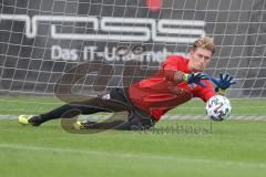 3. Fußball-Liga - Saison 2020/2021 - FC Ingolstadt 04 - Trainingsauftakt - Torwart Robert Jendrusch (#1,FCI) mit Torwart Trainer Alexander Kunze (FCI)  - Foto: Meyer Jürgen