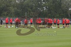 3. Fußball-Liga - Saison 2020/2021 - FC Ingolstadt 04 - Trainingsauftakt - Chef-Trainer Tomas Oral (FCI) mit der Mannschaft bildet einen Kreis - Foto: Meyer Jürgen