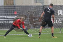 3. Fußball-Liga - Saison 2020/2021 - FC Ingolstadt 04 - Trainingsauftakt - Torwart Robert Jendrusch (#1,FCI) - Torwart Trainer Alexander Kunze (FCI)  - Foto: Meyer Jürgen