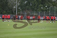 3. Fußball-Liga - Saison 2020/2021 - FC Ingolstadt 04 - Trainingsauftakt - Chef-Trainer Tomas Oral (FCI) und die Mannschaft bildet einen Kreis - Foto: Meyer Jürgen