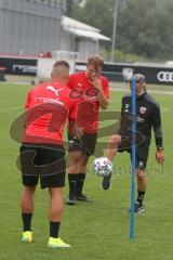 3. Fußball-Liga - Saison 2020/2021 - FC Ingolstadt 04 - Trainingsauftakt - Thorsten Röcher FCI links mit Fabio Meikis FCI - Chef-Trainer Tomas Oral (FCI) zeigt die Übung Fabio Meikis FCI - Foto: Meyer Jürgen