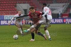 3. Liga - FC Ingolstadt 04 - VfB Lübeck - Zweikampf Dennis Eckert Ayensa (7, FCI) Okungbowa Osarenren (20 Lübeck)