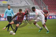 3. Liga - FC Ingolstadt 04 - VfB Lübeck - Zweikampf Dennis Eckert Ayensa (7, FCI) Okungbowa Osarenren (20 Lübeck)