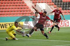 DFB Pokal - FC Ingolstadt 04 - Fortuna Düsseldorf - Justin Butler (31, FCI) scheitert an Torwart Florian Fastenmeier (33 Fortuna)