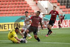 DFB Pokal - FC Ingolstadt 04 - Fortuna Düsseldorf - Justin Butler (31, FCI) scheitert an Torwart Florian Fastenmeier (33 Fortuna)