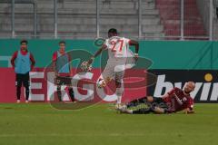 DFB Pokal - FC Ingolstadt 04 - Fortuna Düsseldorf - Nico Antonitsch (5, FCI) stoppt Ampomah Nana (27 Fortuna)