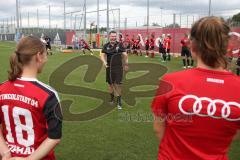 Trainingsauftakt - FCI Frauen - Trainer Florian Ächter gibt Anweisungen - Foto: Jürgen Meyer