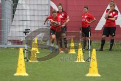 Trainingsauftakt - FCI Frauen - Die Frauenmannschaft vor dem Sprinttest - Foto: Jürgen Meyer