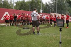 Trainingsauftakt - FCI Frauen - Die Frauenmannschaft vor dem Sprinttest - Foto: Jürgen Meyer