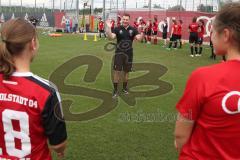 Trainingsauftakt - FCI Frauen - Trainer Florian Ächter gibt Anweisungen - Foto: Jürgen Meyer