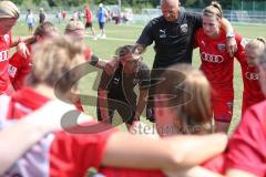 2. Bundesliga Frauen - FC Ingolstadt 04 - DSC Arminia Bielefeld - Trainer Ziegler Alexander redet nach dem Spiel mit den Spielerinnen - Foto: Jürgen Meyer