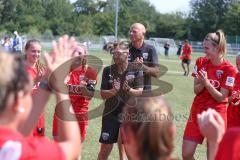 2. Bundesliga Frauen - FC Ingolstadt 04 - DSC Arminia Bielefeld - Trainer Ziegler Alexander redet nach dem Spiel mit den Spielerinnen - Foto: Jürgen Meyer