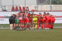 2. Bundesliga Frauen - FC Ingolstadt 04 - DSC Arminia Bielefeld - Die Mannschaft bildet einen Kreis vor dem Spiel - Foto: Jürgen Meyer
